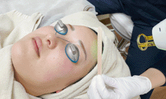 木ベラを使用して眉上ギリギリまで照射