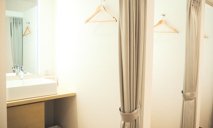 プライバシーに配慮したカーテン付きのパウダールーム